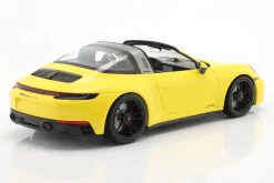 Porsche 911 (992) Targa 4 GTS Baujahr 2021 racing gelb 1:18 Minichamps