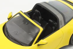 Porsche 911 (992) Targa 4 GTS Baujahr 2021 racing gelb 1:18 Minichamps