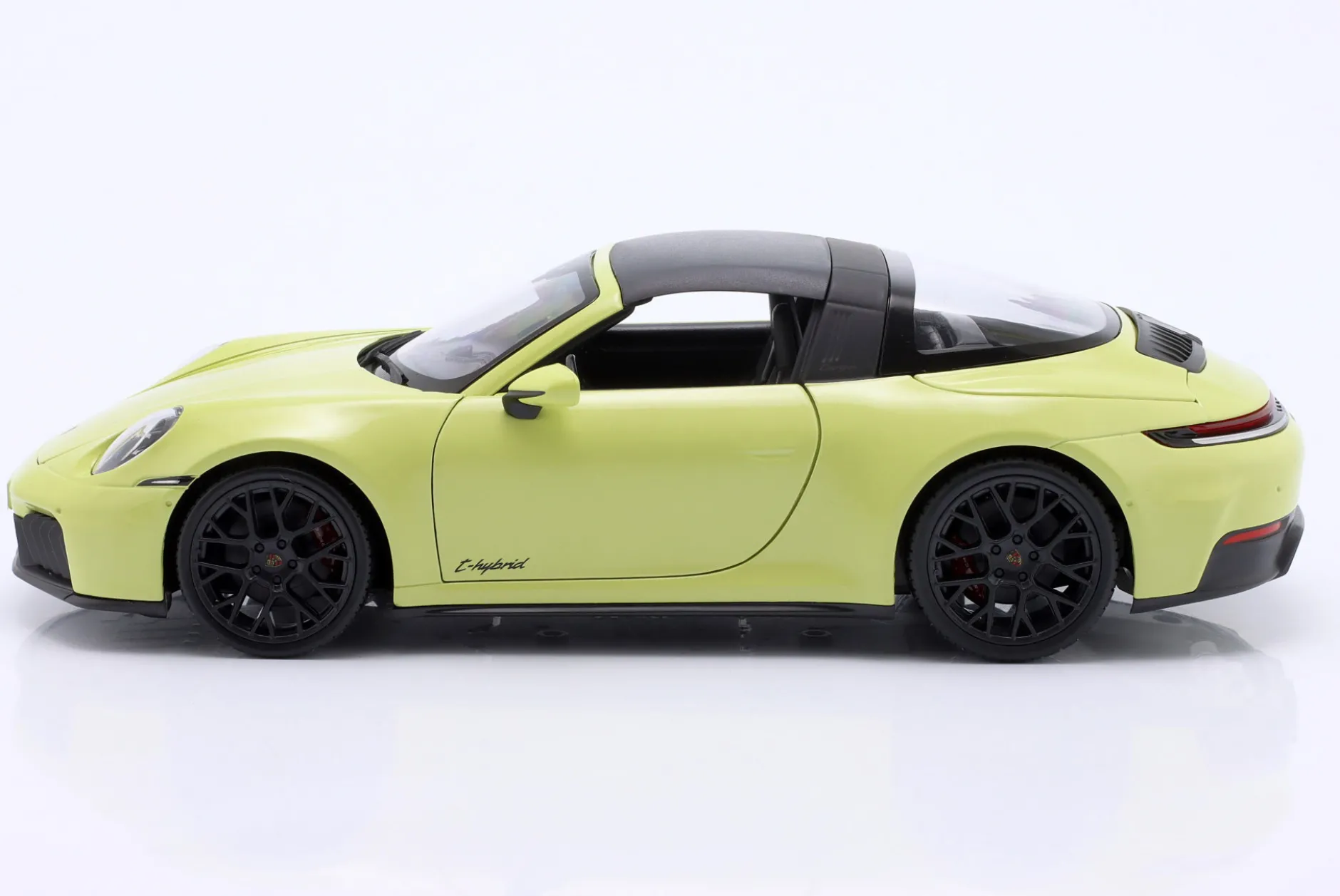 Porsche 911 (992.2) Targa 4 GTS Hybrid Baujahr 2025 gelb 1:18 Maisto