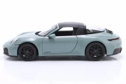 Porsche 911 (992.2) Targa 4 GTS Hybrid Baujahr 2025 aventuringrün 1:18 Maisto