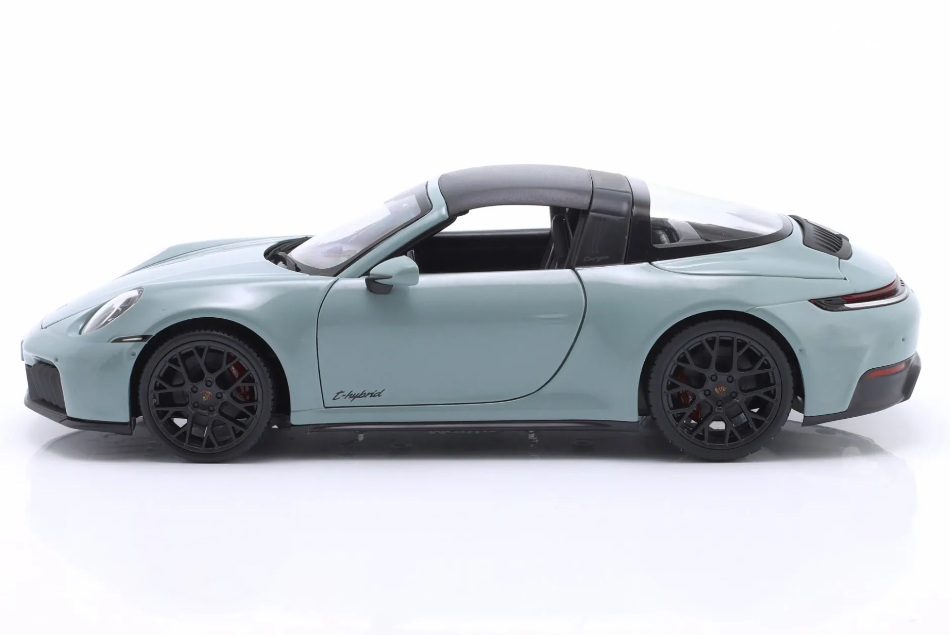 Porsche 911 (992.2) Targa 4 GTS Hybrid Baujahr 2025 aventuringrün 1:18 Maisto