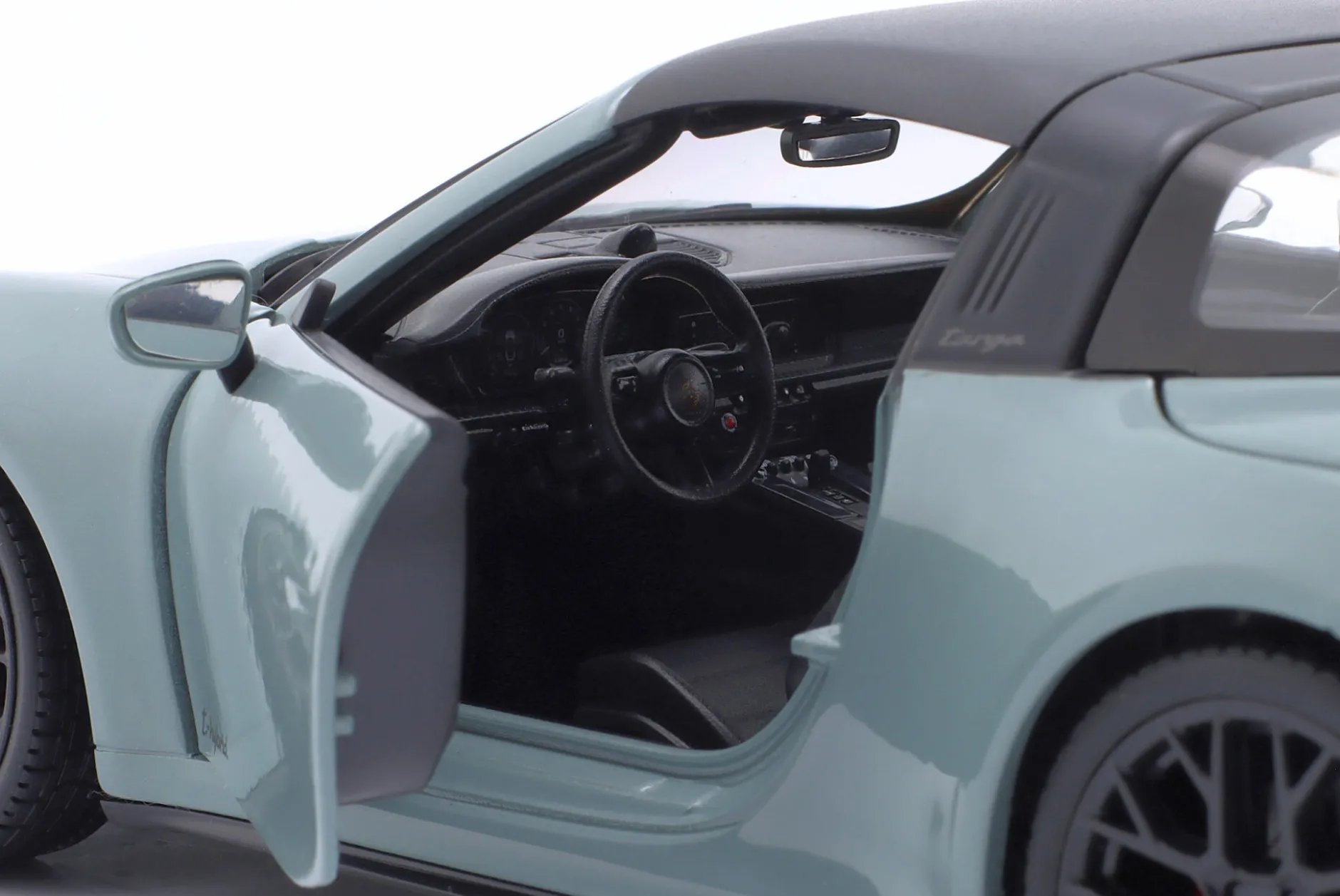 Porsche 911 (992.2) Targa 4 GTS Hybrid Baujahr 2025 aventuringrün 1:18 Maisto