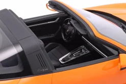Porsche 911 (992) Targa 4S Baujahr 2021 pastellorange 1:8 GT-Spirit