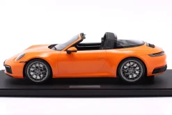 Porsche 911 (992) Targa 4S Baujahr 2021 pastellorange 1:8 GT-Spirit