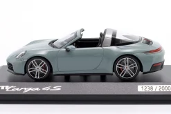 Porsche 911 (992.2) Targa 4S Baujahr 2024 shadegrün metallic 1:43 Spark