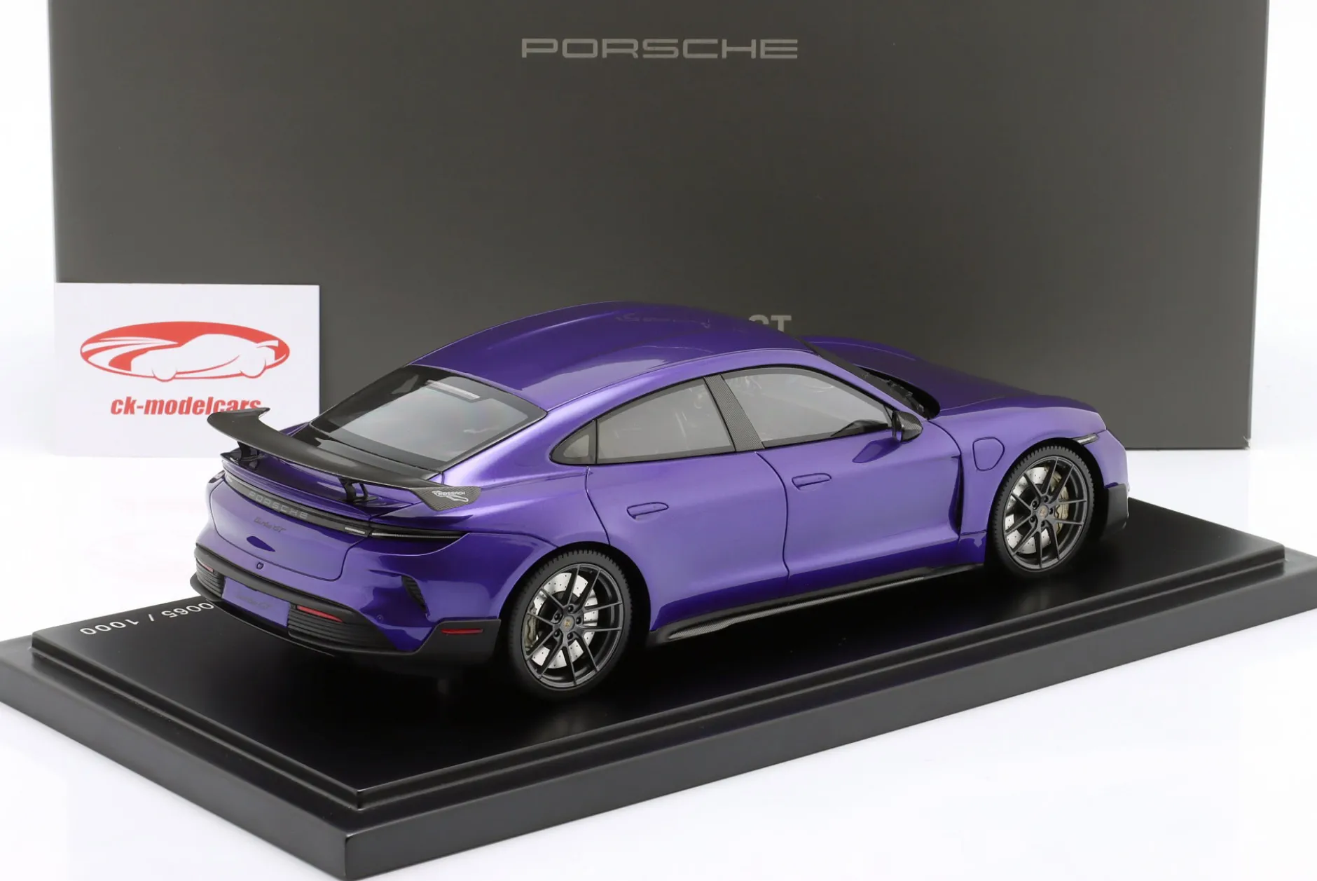 Porsche Taycan Turbo GT mit Weissach-Paket purple sky metallic 1:18 Minichamps
