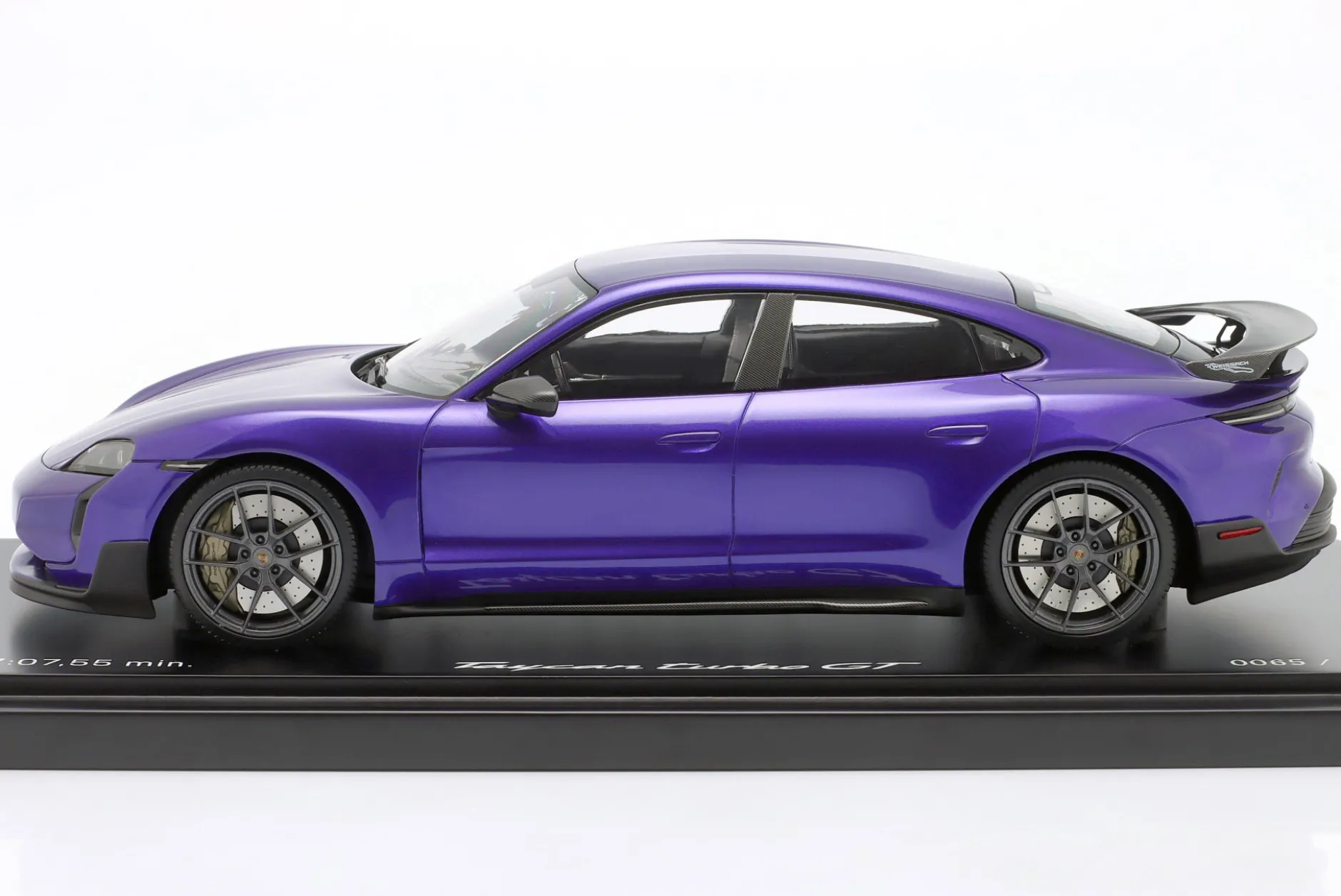 Porsche Taycan Turbo GT mit Weissach-Paket purple sky metallic 1:18 Minichamps