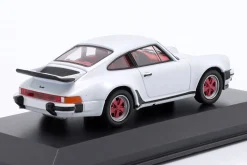 Porsche 911 Turbo 3.0 Baujahr 1975-1977 weiß / kirschrote Reifen 1:43 Welly