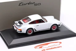 Porsche 911 Turbo 3.0 Baujahr 1975-1977 weiß / kirschrote Reifen 1:43 Welly