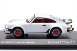 Porsche 911 Turbo 3.0 Baujahr 1975-1977 weiß / kirschrote Reifen 1:43 Welly