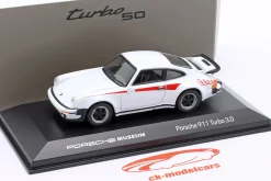 Porsche 911 Turbo 3.0 Baujahr 1975-1977 weiß / rot / schwarze Reifen 1:43 Welly