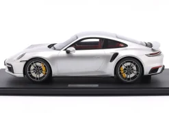 Porsche 911 (992.1) Turbo S Baujahr 2020 silber metallic 1:8 GT-Spirit