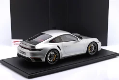 Porsche 911 (992.1) Turbo S Baujahr 2020 silber metallic 1:8 GT-Spirit