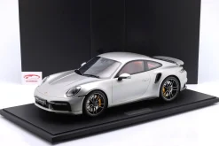 Porsche 911 (992.1) Turbo S Baujahr 2020 silber metallic 1:8 GT-Spirit