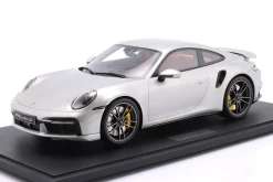 Porsche 911 (992.1) Turbo S Baujahr 2020 silber metallic 1:8 GT-Spirit