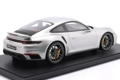 Porsche 911 (992.1) Turbo S Baujahr 2020 silber metallic 1:8 GT-Spirit