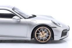 Porsche 911 (992) Turbo S Coupe Sport Design Baujahr 2024 silber / goldene Felgen 1:18 Minichamps