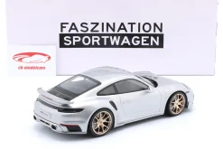 Porsche 911 (992) Turbo S Coupe Sport Design Baujahr 2024 silber / goldene Felgen 1:18 Minichamps