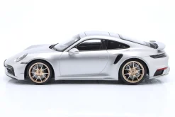Porsche 911 (992) Turbo S Coupe Sport Design Baujahr 2024 silber / goldene Felgen 1:18 Minichamps