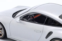 Porsche 911 (992) Turbo S Coupe Sport Design Baujahr 2024 silber / goldene Felgen 1:18 Minichamps