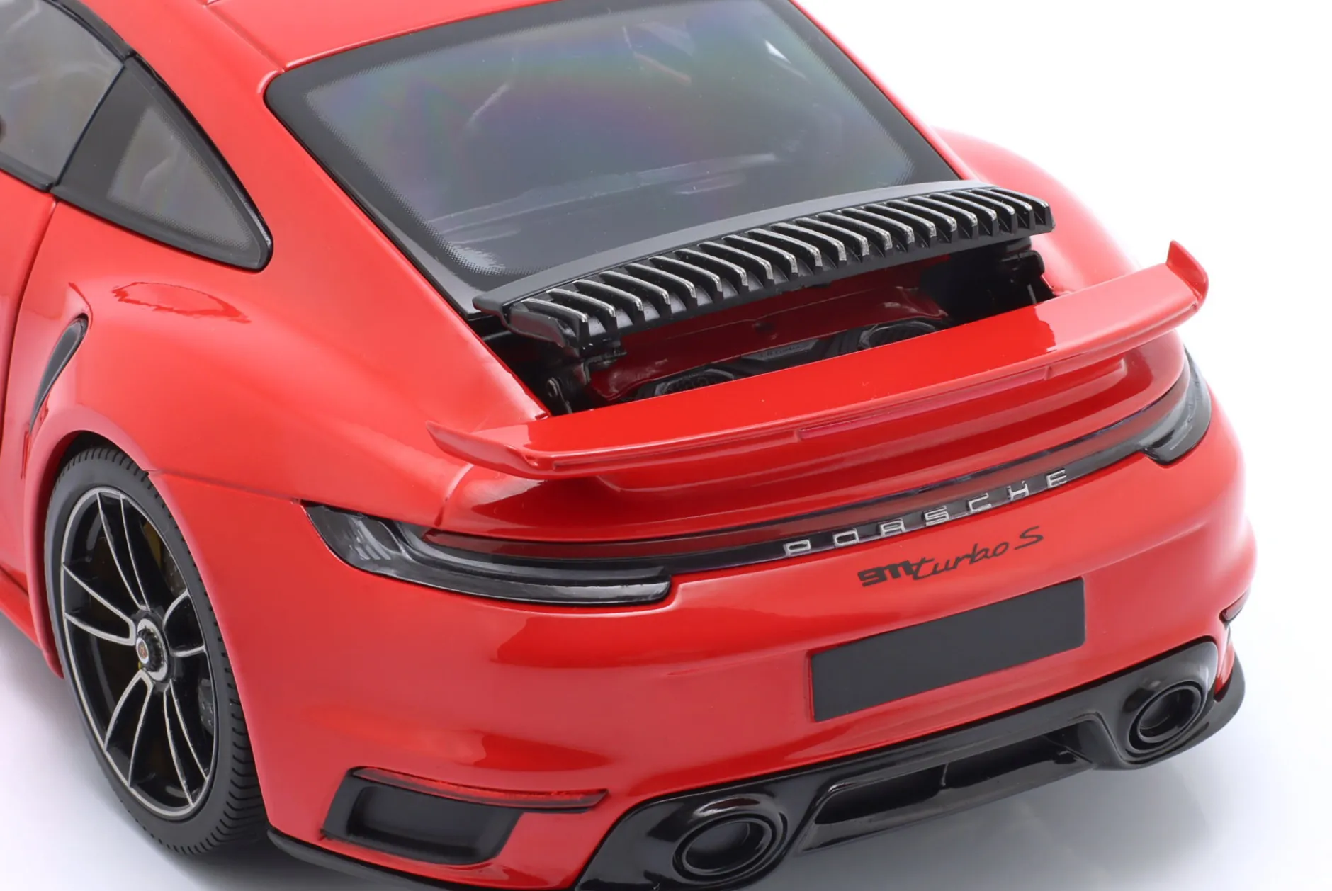 Porsche 911 (992) Turbo S Coupe Sport Design 2021 indischrot 1:18 Minichamps