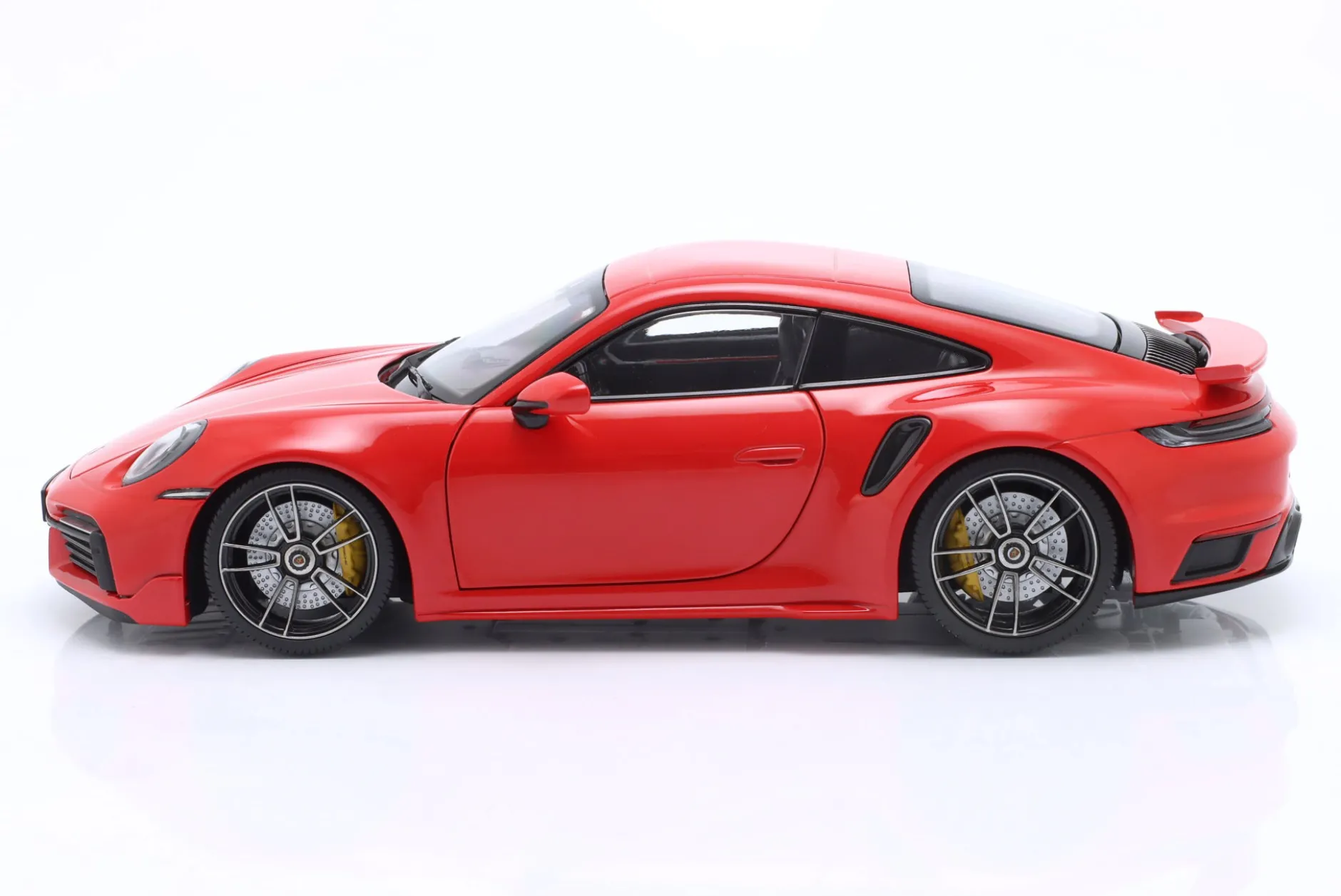 Porsche 911 (992) Turbo S Coupe Sport Design 2021 indischrot 1:18 Minichamps