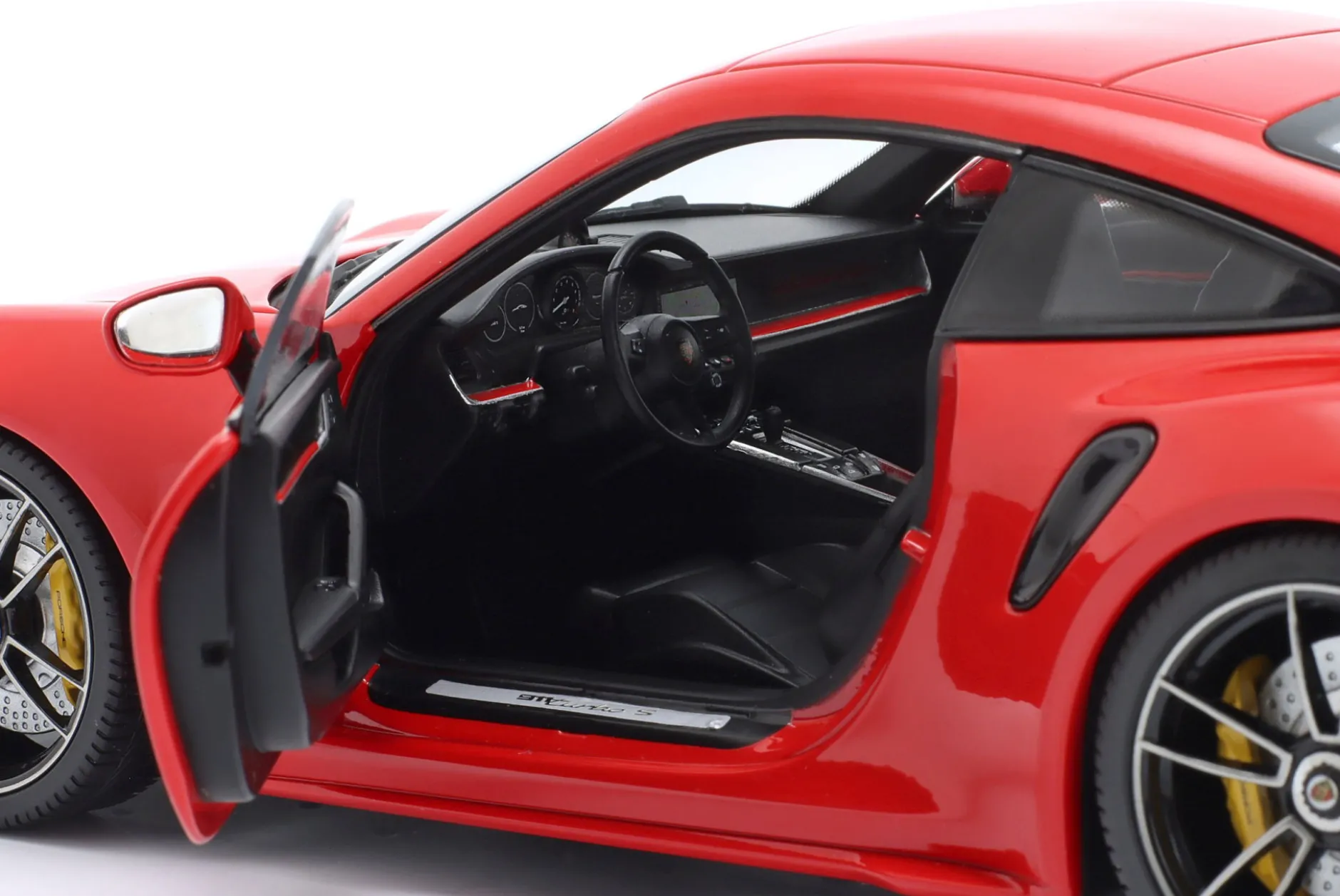 Porsche 911 (992) Turbo S Coupe Sport Design 2021 indischrot 1:18 Minichamps