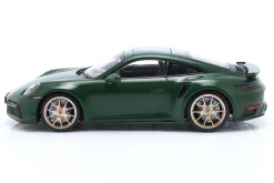 Porsche 911 (992) Turbo S Coupe Sport 2024 grün / goldene Felgen 1:18 Minichamps