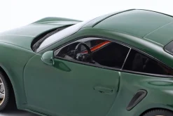 Porsche 911 (992) Turbo S Coupe Sport 2024 grün / goldene Felgen 1:18 Minichamps