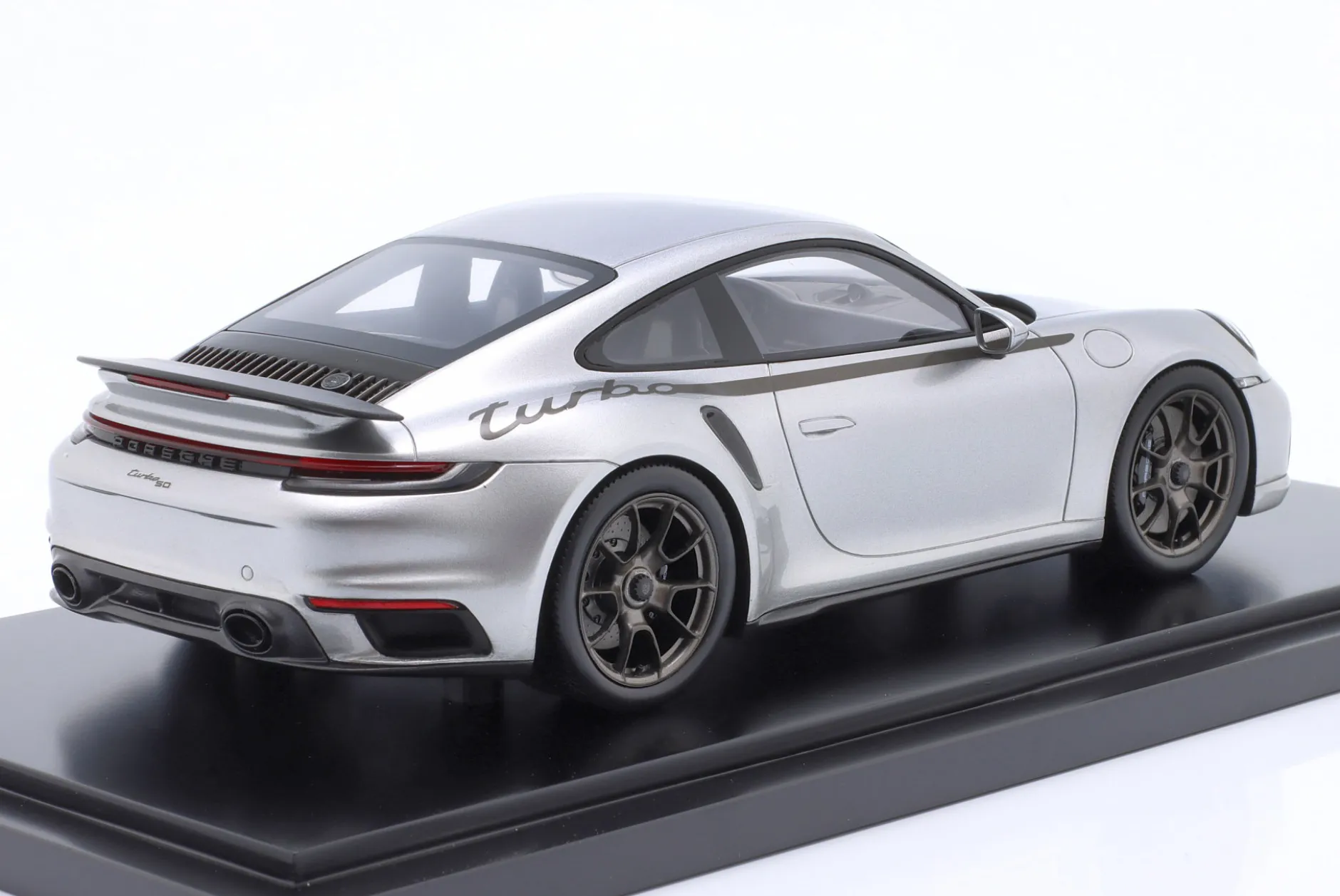 Porsche 911 (992) Turbo S 50 Jahre Porsche GT-silbermetallic 1:18 Spark
