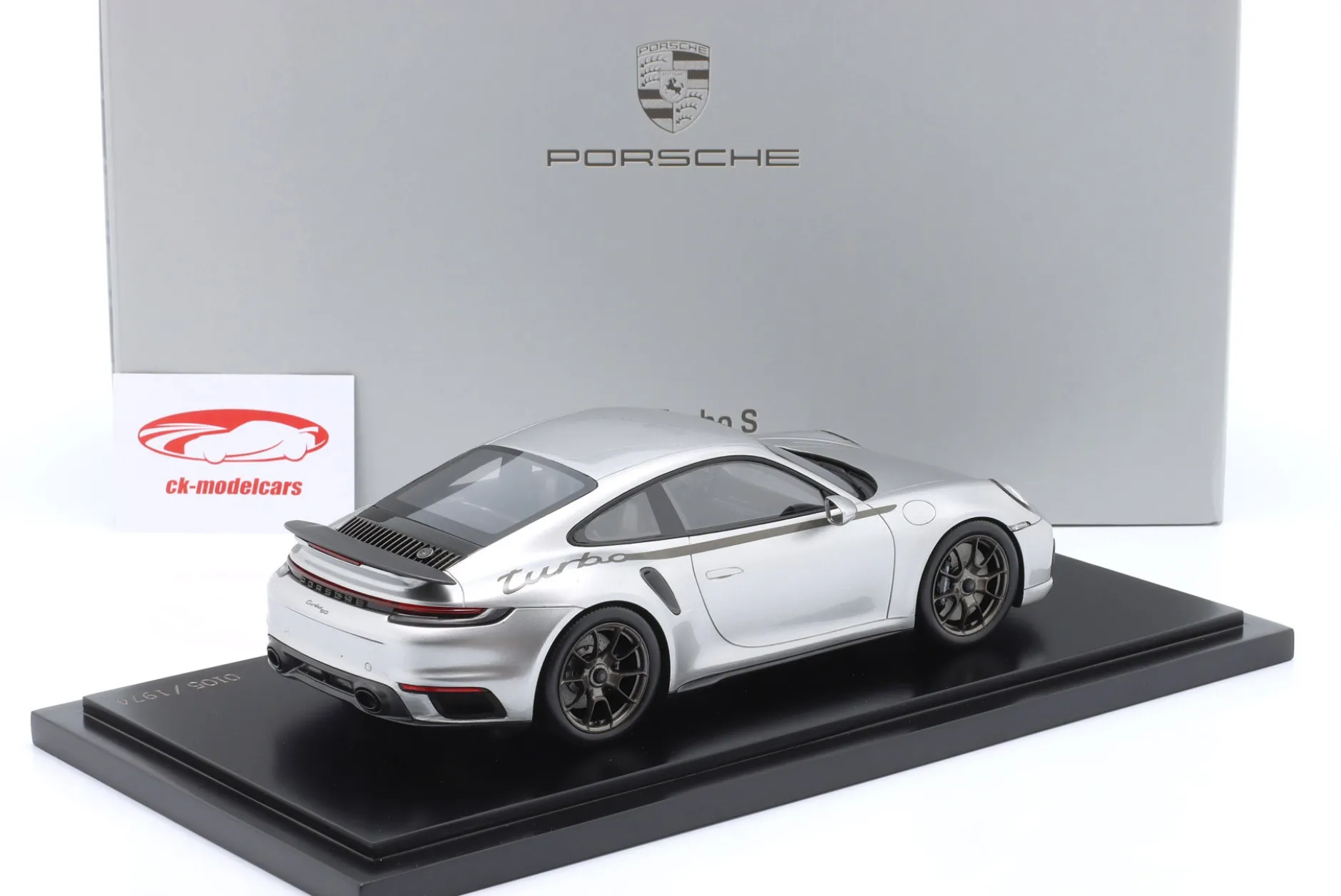 Porsche 911 (992) Turbo S 50 Jahre Porsche GT-silbermetallic 1:18 Spark