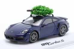Porsche 911 (992) Turbo S Weihnachts Edition mit Tannenbaum enzianblau 1:43 Minichamps