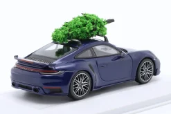 Porsche 911 (992) Turbo S Weihnachts Edition mit Tannenbaum enzianblau 1:43 Minichamps