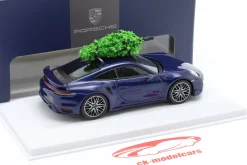 Porsche 911 (992) Turbo S Weihnachts Edition mit Tannenbaum enzianblau 1:43 Minichamps