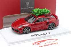 Porsche 911 (992) Turbo S Weihnachts Edition mit Tannenbaum karminrot 1:43 Minichamps
