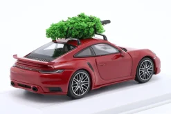 Porsche 911 (992) Turbo S Weihnachts Edition mit Tannenbaum karminrot 1:43 Minichamps