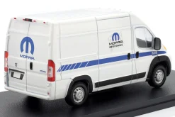 Ram Promaster 2500 Baujahr 2018 weiß / blau 1:43 Greenlight