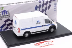 Ram Promaster 2500 Baujahr 2018 weiß / blau 1:43 Greenlight