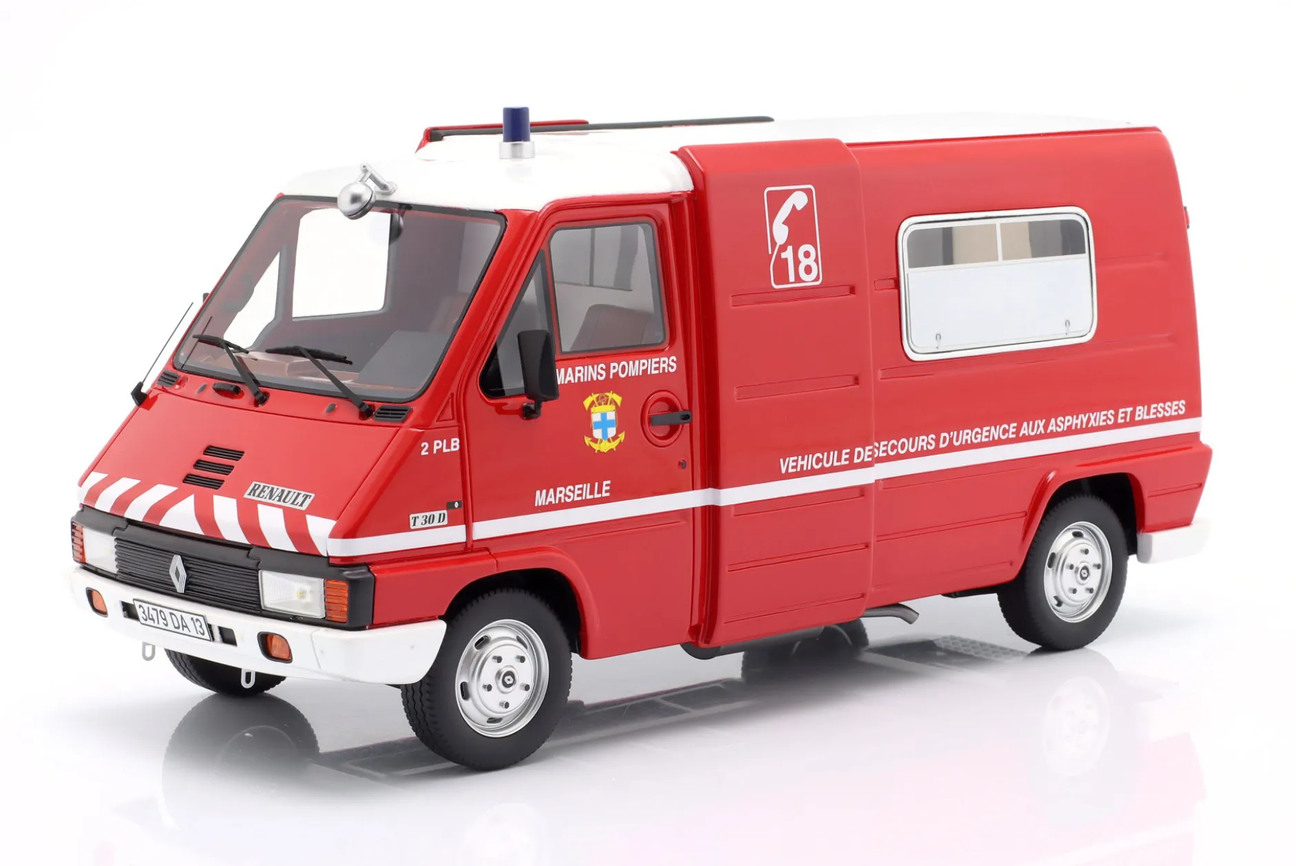 Renault Master T30 VSAB Feuerwehr Marseille 1980 rot 1:18 OttOmobile