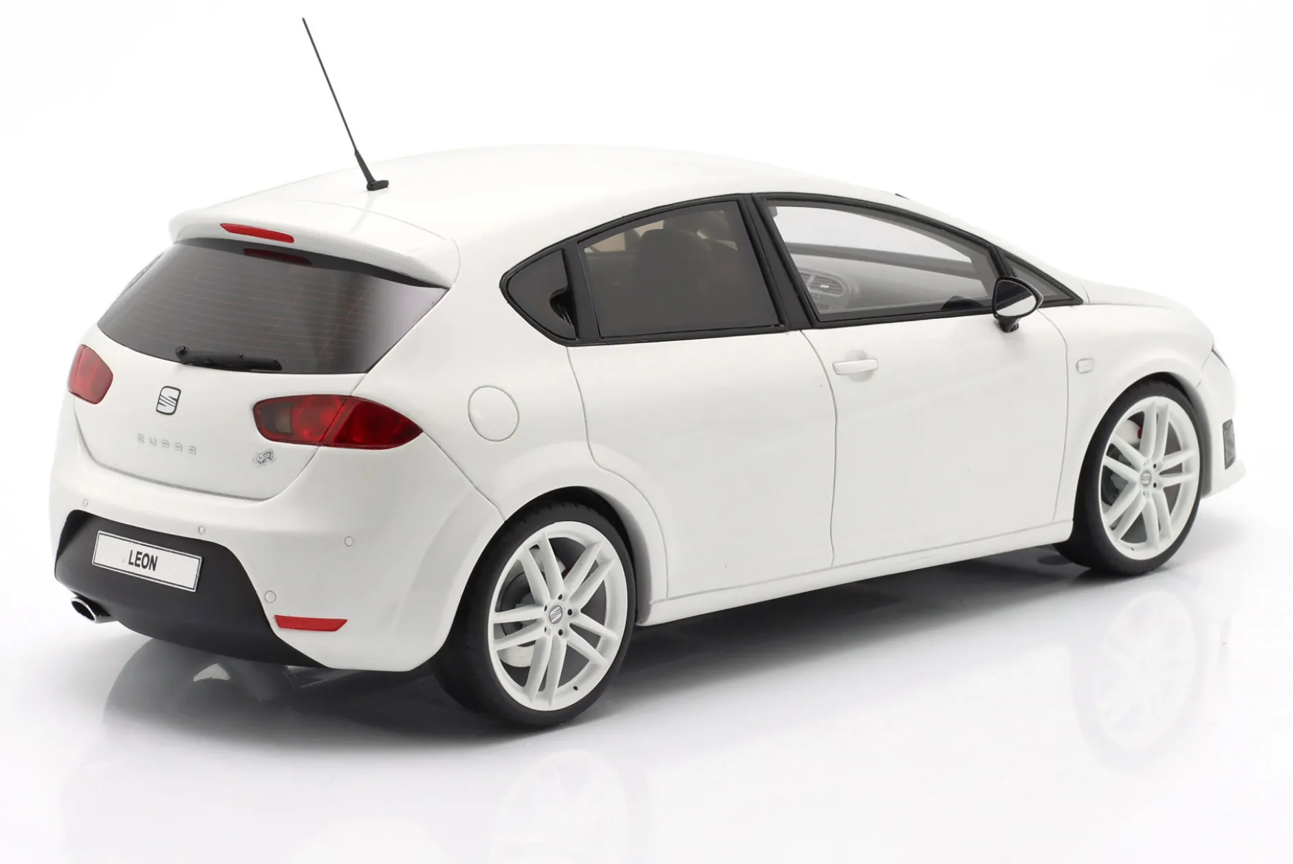 Seat Leon MK2 Cupra R Baujahr 2010 weiß 1:18 OttOmobile