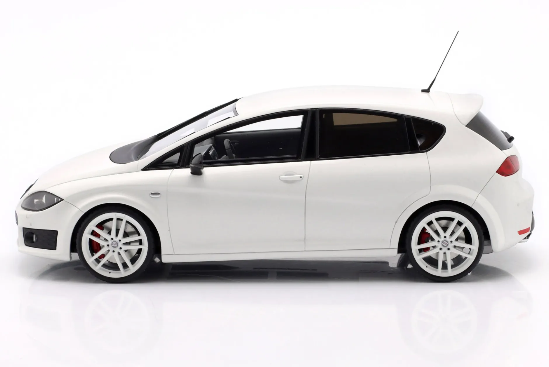 Seat Leon MK2 Cupra R Baujahr 2010 weiß 1:18 OttOmobile