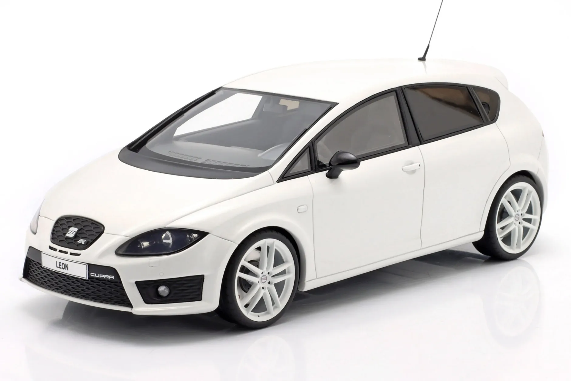 Seat Leon MK2 Cupra R Baujahr 2010 weiß 1:18 OttOmobile