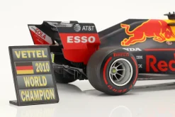 Sebastian Vettel Formel 1 Weltmeister 2010 Boxentafel 1:18 Cartrix