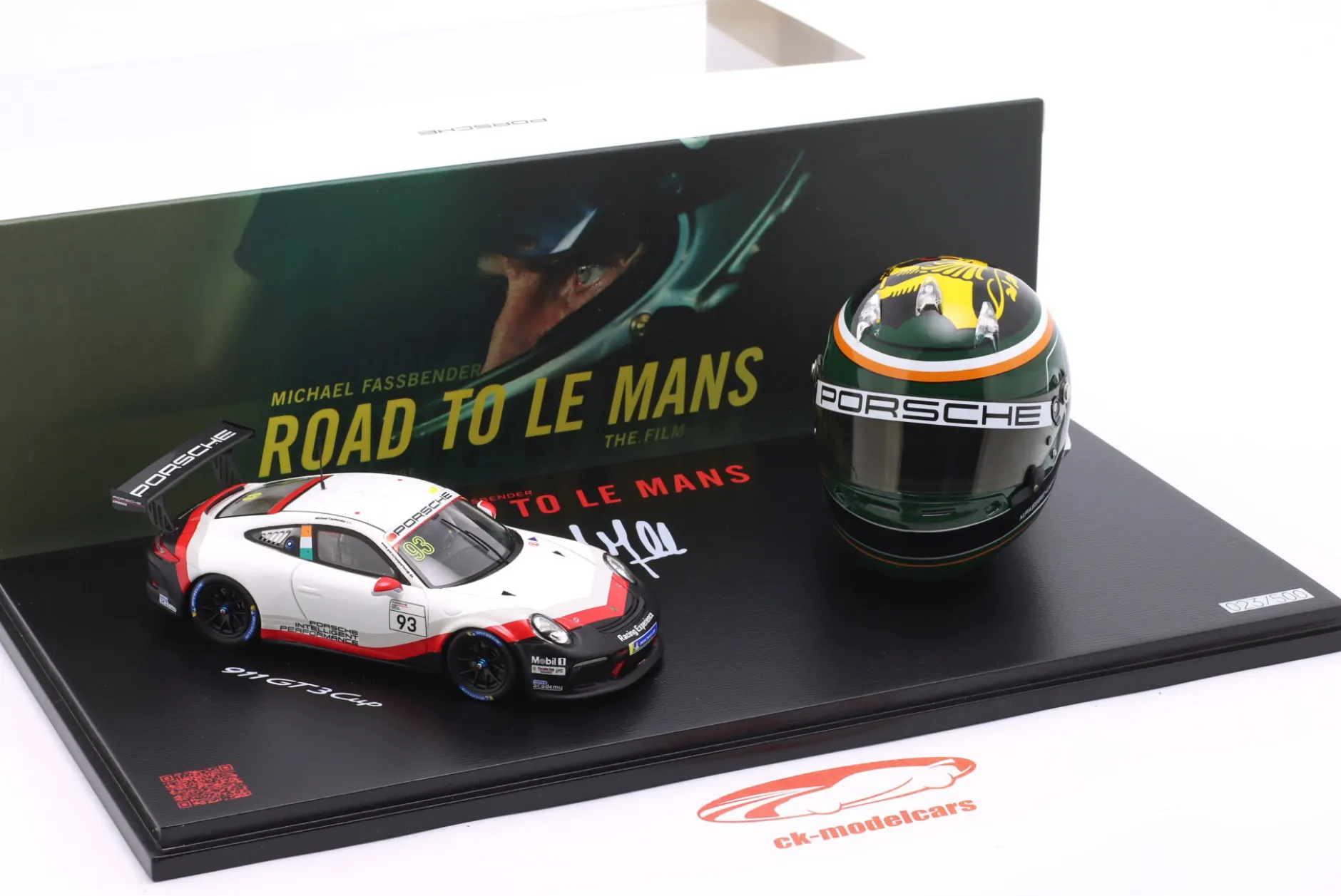 Set: Porsche 911 GT3 Cup #93 mit Helm Michael Fassbender 1:43 / 1:5 Spark