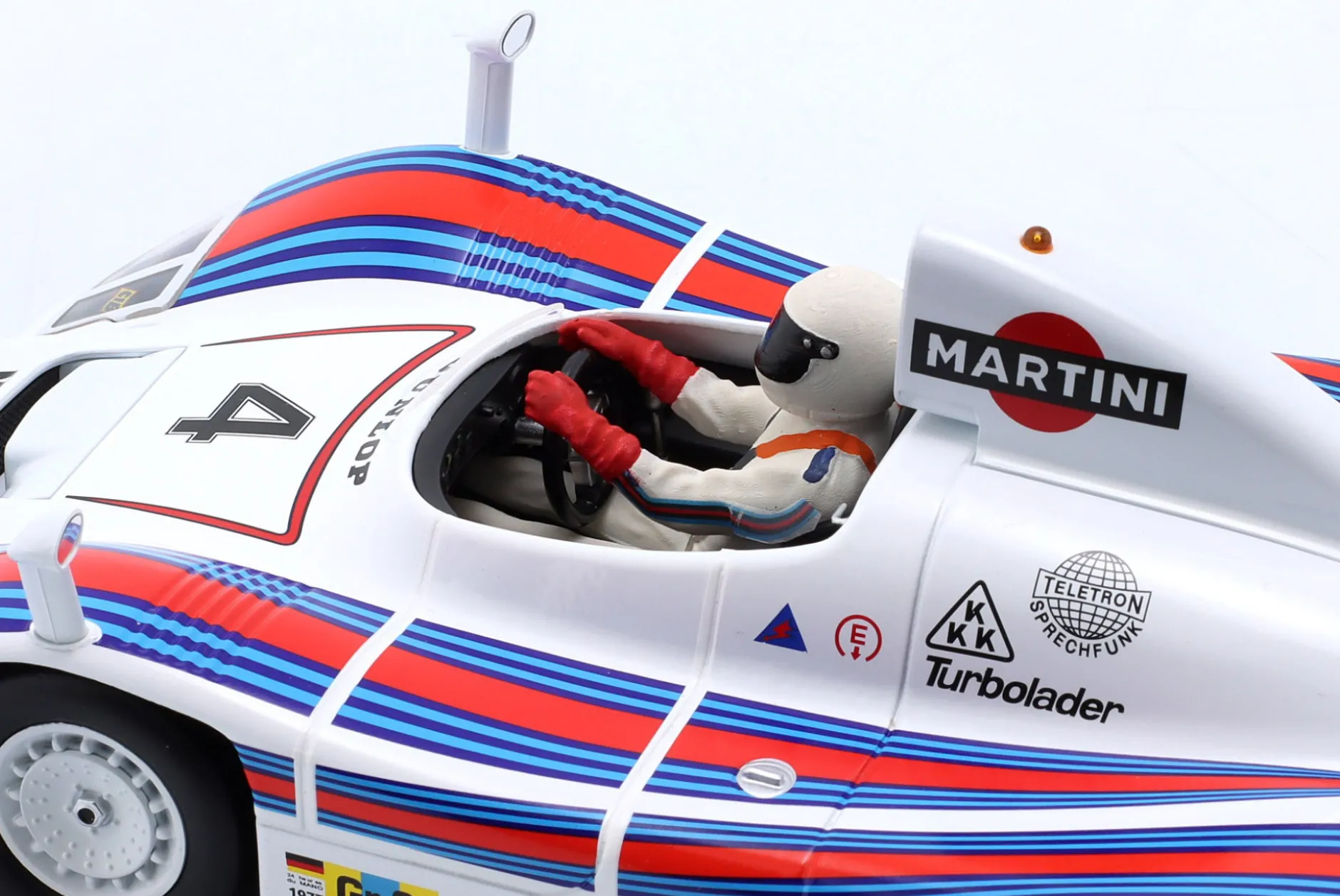 Set: Porsche 936 Martini #4 Sieger 24h LeMans 1977 mit Fahrerfigur weißer Helm 1:18 WERK83
