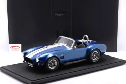 Shelby Cobra 427 S/C Roadster Baujahr 1967 blau metallic / weiß 1:8 GT-Spirit