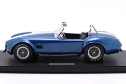 Shelby Cobra 427 S/C Roadster Baujahr 1967 blau metallic / weiß 1:8 GT-Spirit