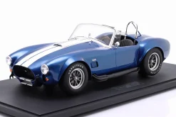 Shelby Cobra 427 S/C Roadster Baujahr 1967 blau metallic / weiß 1:8 GT-Spirit
