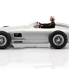 Sitzende Rennfahrer-Figur mit schwarzem Pullover 1:18 FigurenManufaktur