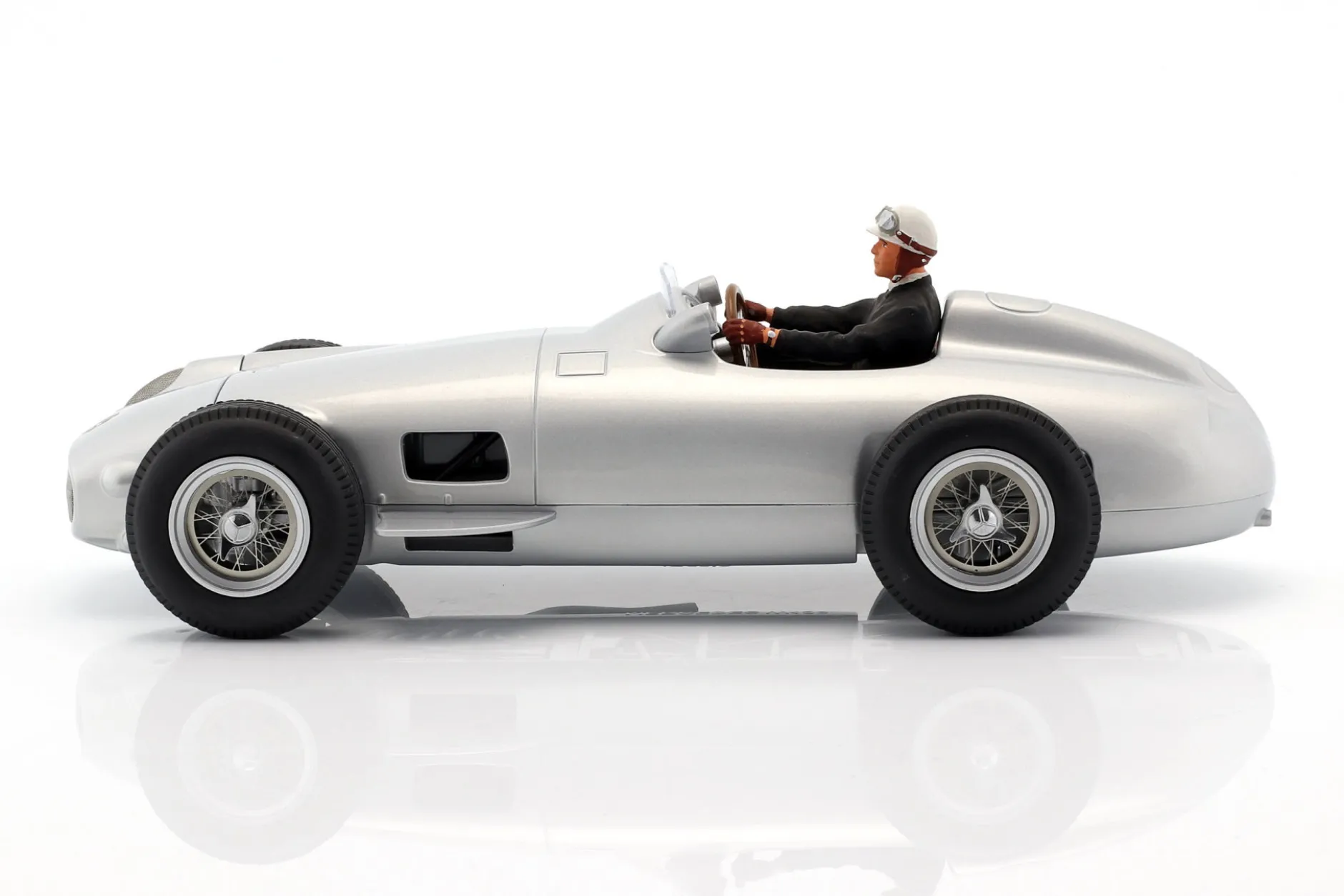 Sitzende Rennfahrer-Figur mit schwarzem Pullover 1:18 FigurenManufaktur